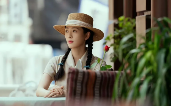 Cheongsam Can Be Glamorous and Intellectual