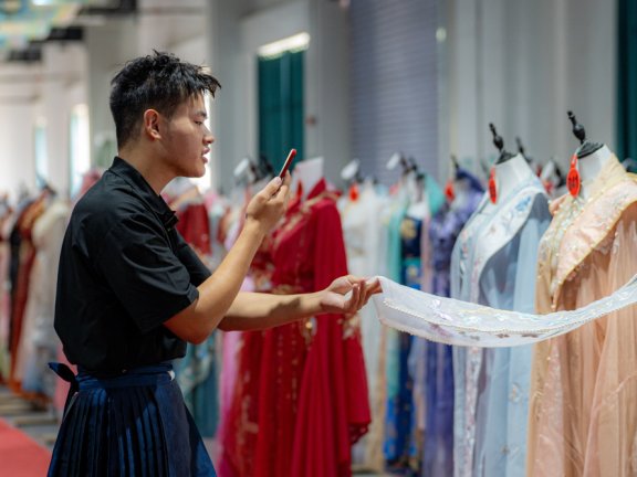 Caoxian: A Small Town Weaving a Billion Yuan Hanfu Industry