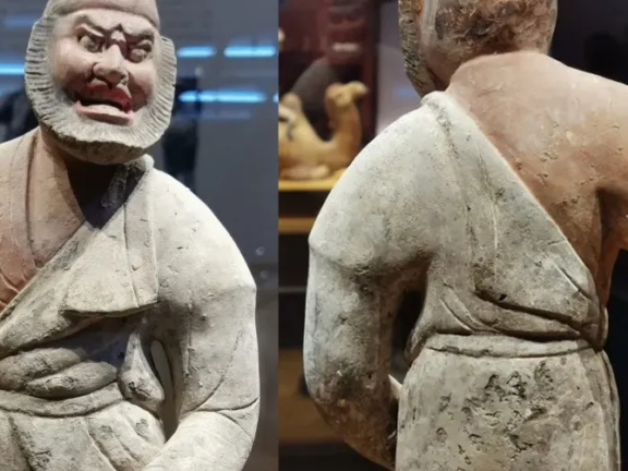 Why Doesn't Yue Yunpeng Wear His Hanfu Clothes Properly?