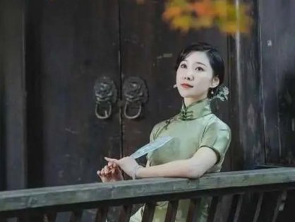 Master 7 Gestures to Captivate Cheongsam Portraits