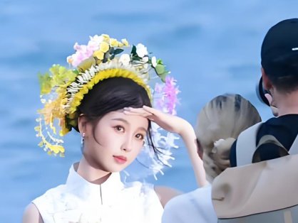 Yu Shuxin is Wearing Zanhua Hairpin in Seaside