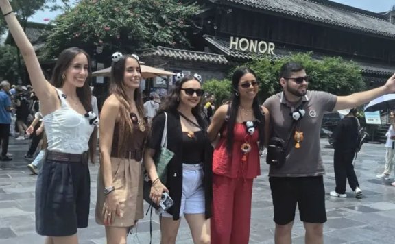 Chengdu's Cultural Symphony Leaves Greek Influencers Spellbound