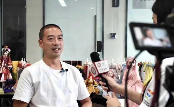 Hong Kong Designer Li Boheng Weaves Silk Legacy in Nansha