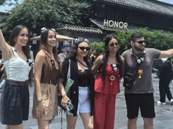 Chengdu's Cultural Symphony Leaves Greek Influencers Spellbound