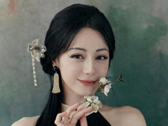 Dilraba: Redefining Modern Chinese Qipao on Global Stage