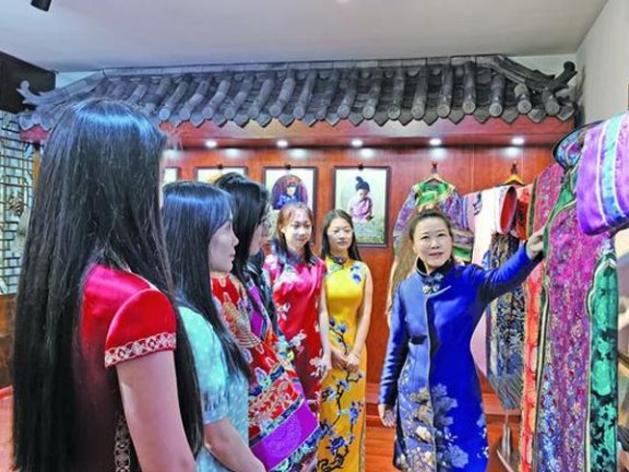 Jia Shujuan: The Design Beauty of Manchu Qipao