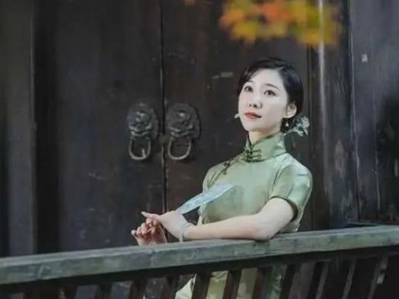 Master 7 Gestures to Captivate Cheongsam Portraits