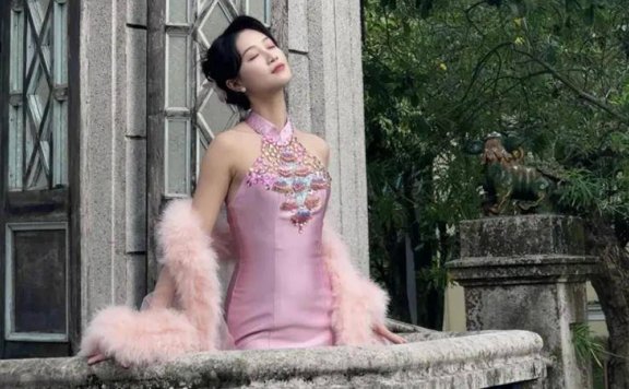Lan Yingying's Qipao Photoshoot: Redefining Beauty with Power