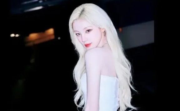 Song Yuqi's Blonde Bombshell Moment Ignites Fan Frenzy!