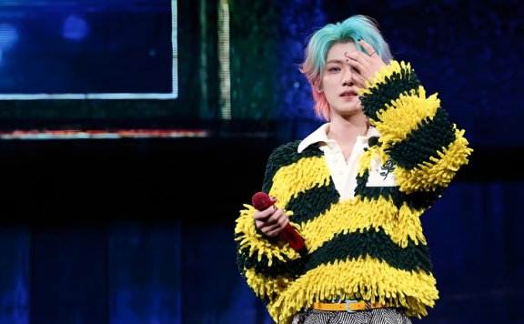 Why Did Lu Han's Dinosaur Headpiece in Zhengzhou Captivate Everyone?