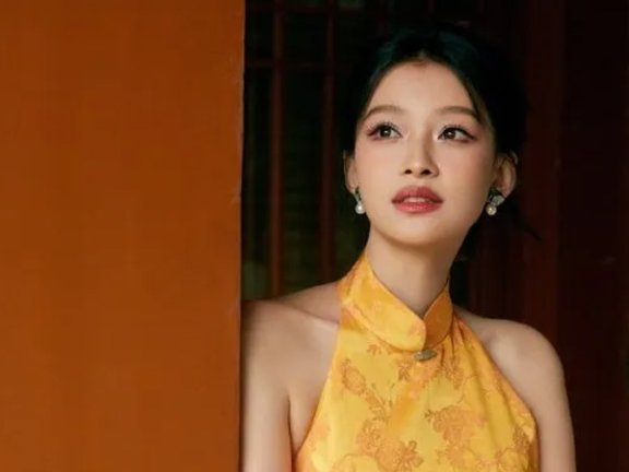 Can Yellow Qipao Outshine the Sun?