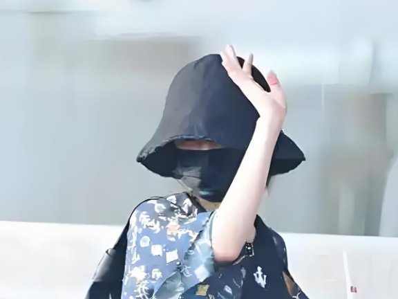 Hanfu on the Airport Runway: Yang Mi's Fashion Gambit That Divided China