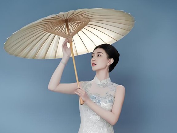 How Liang Jie's Qipao Stole the Spotlight at 2025 Gala
