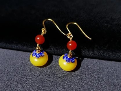 Creating Bold and Harmonious Looks with Amber's Warm Glow