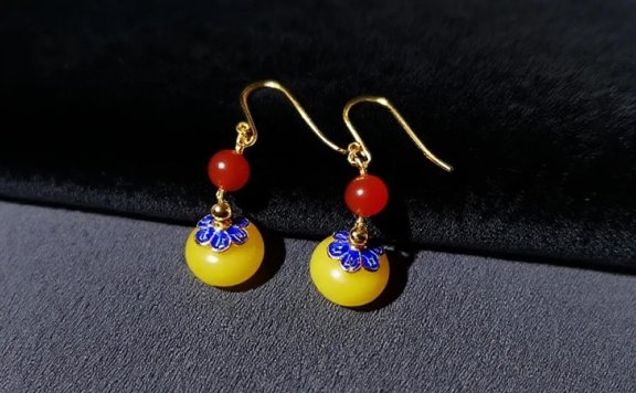 Creating Bold and Harmonious Looks with Amber's Warm Glow