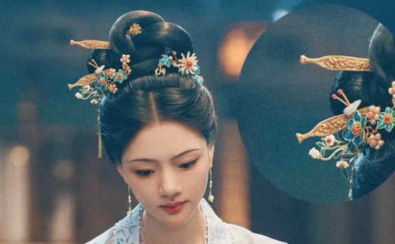 Wearing an Earpick Hairpin on Your Head? 