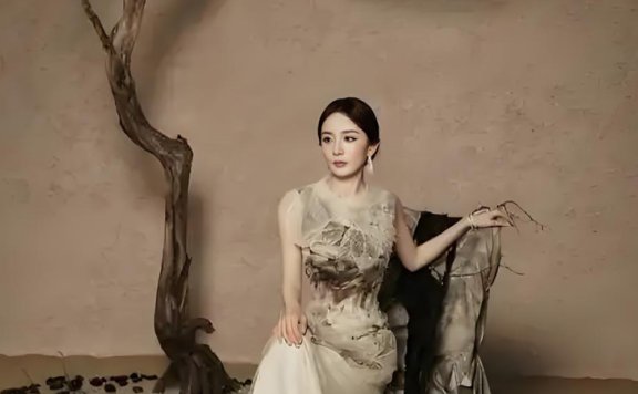Yang Mi’s Ink Wash Qipao and Withered Trees