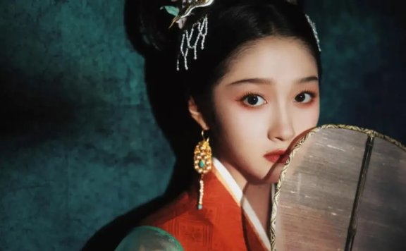 Guan Xiaotong’s Ancient Attire Takes Social Media
