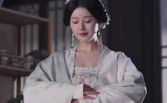 How Traditional Chinese Fashion Champions Comfort Without Tight Fits