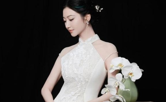 Jing Tian's White Qipao at Mid-Autumn