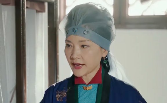 Why Does He Saifei’s Scarf Look Odd in Hilarious Family 2?