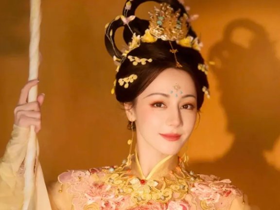 Dilraba's Mid-Autumn Look Takes Internet by Storm