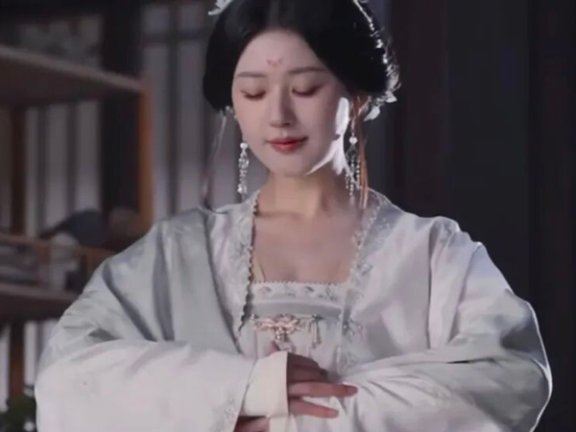 How Traditional Chinese Fashion Champions Comfort Without Tight Fits