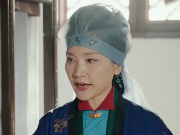 Why Does He Saifei’s Scarf Look Odd in Hilarious Family 2?