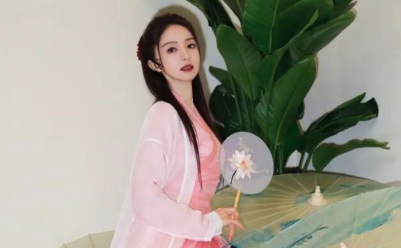 46-Year-Old Dong Xuan Stuns in Pink Hanfu