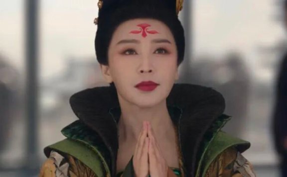 Why Princess's Forehead Ornament Stands Out