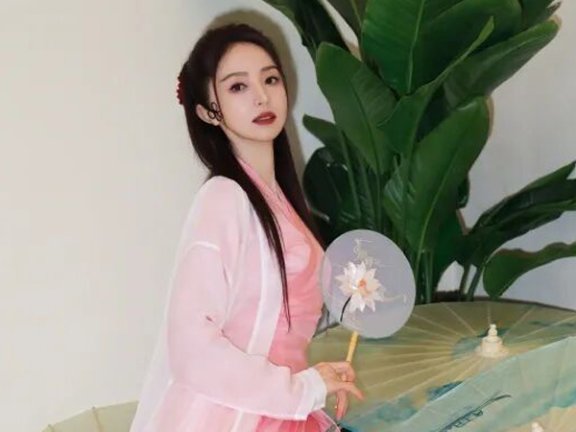 46-Year-Old Dong Xuan Stuns in Pink Hanfu