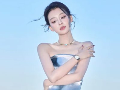 How a Silver-Blue Gown by the Sea Reshape a Star's Image