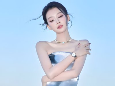 How a Silver-Blue Gown by the Sea Reshape a Star's Image