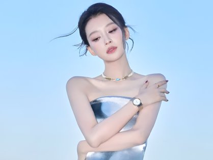 How a Silver-Blue Gown by the Sea Reshape a Star's Image