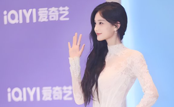 Decoding Li Yitong’s Fairy-Tale White Lace Gown