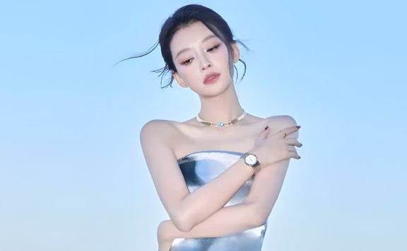 How a Silver-Blue Gown by the Sea Reshape a Star's Image