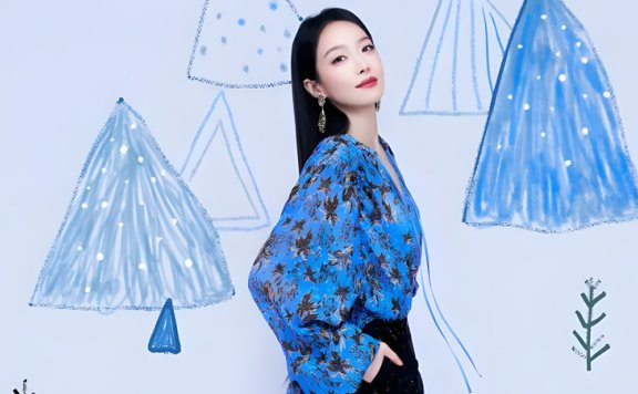 What Makes Song Qian's Bold Blue-and-Black Look So Electrifying?
