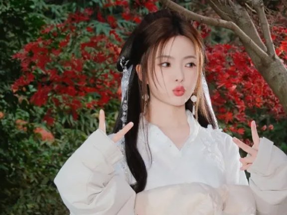 Chen Zhuoxuan’s Viral Classical Aesthetic Shoot