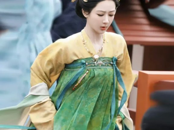 The Evolution of Strapped Qixiong Qun