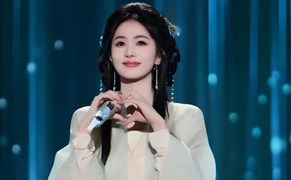 Bai Lu Embraces the Spirit of Traditional Chinese Style