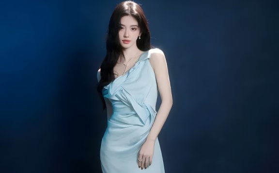 Ju Jingyi’s Ice-Blue Gown on the Red Carpet