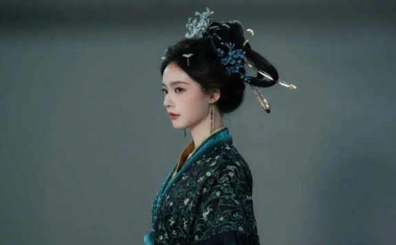 Lin Yun's Wei-Jin-Inspired Look in The Road to Glory