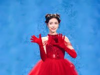 Xu Jiaqi Shines in Red Sequined Gown on Stage