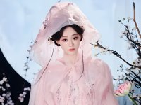 Zhu Xudan Shines in Pink Hanfu and Cloak