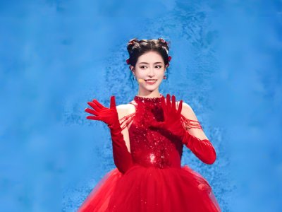 Xu Jiaqi Shines in Red Sequined Gown on Stage