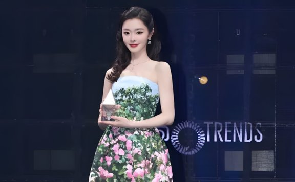 Song Yi Shines in a Peony-Embroidered Bandeau Gown