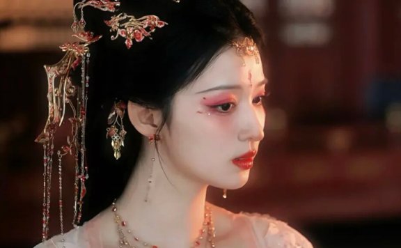 The Visual Art of Yu Wanyin’s Iconic Look