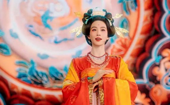 Traditional Hanfu Meets Modern Fashion on the Spring Festival Gala