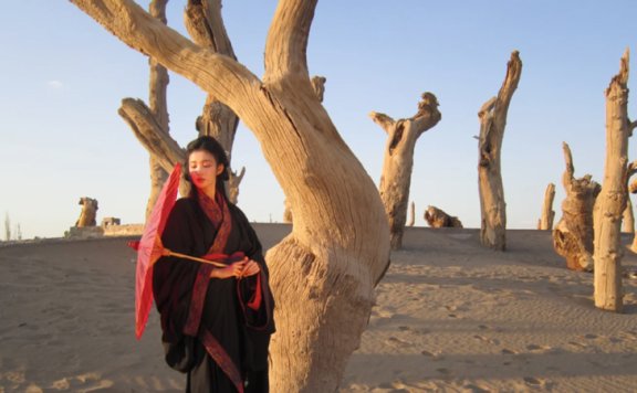 Why Wang Churan’s Warring States Robe Strikes a Modern Chord