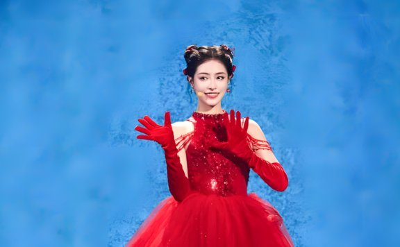 Xu Jiaqi Shines in Red Sequined Gown on Stage